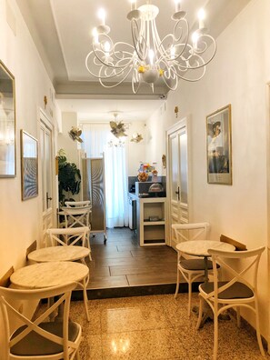 Petit déjeuner composé de spécialités régionales (5 EUR par personne)