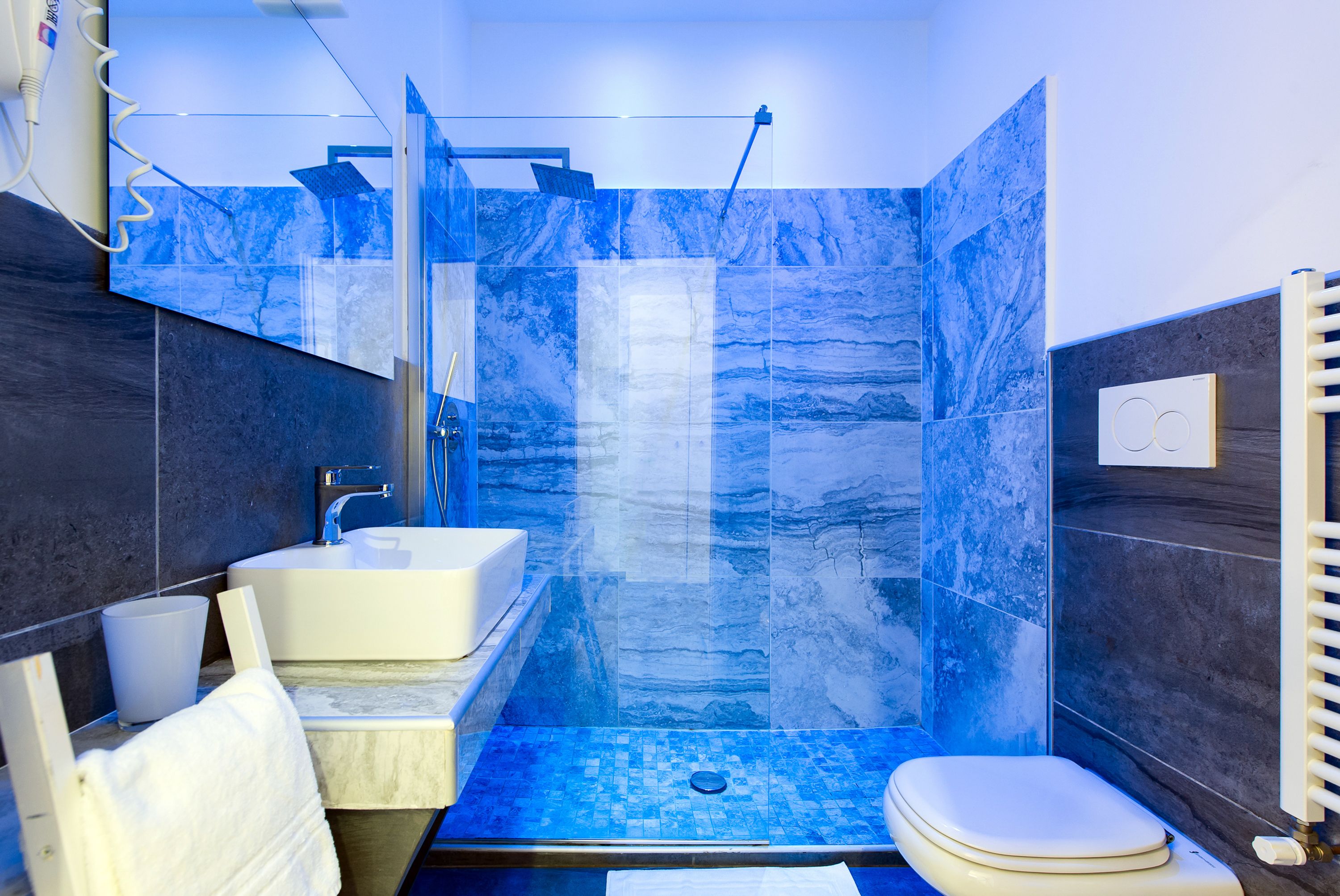 Kamar Triple Deluks | Kamar mandi | Shower, perlengkapan mandi gratis, pengering rambut, dan kloset