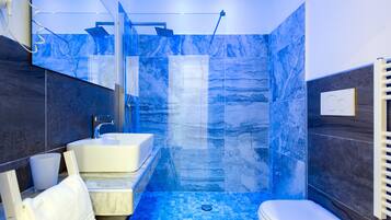 Kamar Triple Deluks | Kamar mandi | Shower, perlengkapan mandi gratis, pengering rambut, dan kloset