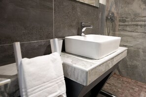 Deluxe Triple Room | Bathroom sink - Art Atelier Borgo (Rome)