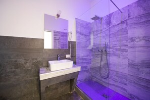Habitación cuádruple Deluxe | Baño | Ducha, artículos de higiene personal gratuitos, secador de pelo y bidé