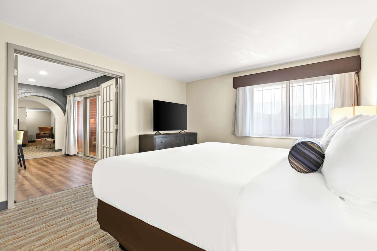 Phòng Suite, 1 giường cỡ king, không hút thuốc, ban công (with Sofabed) | Bộ đồ giường cao cấp, chăn bông, nệm có lớp đệm bông, bàn 