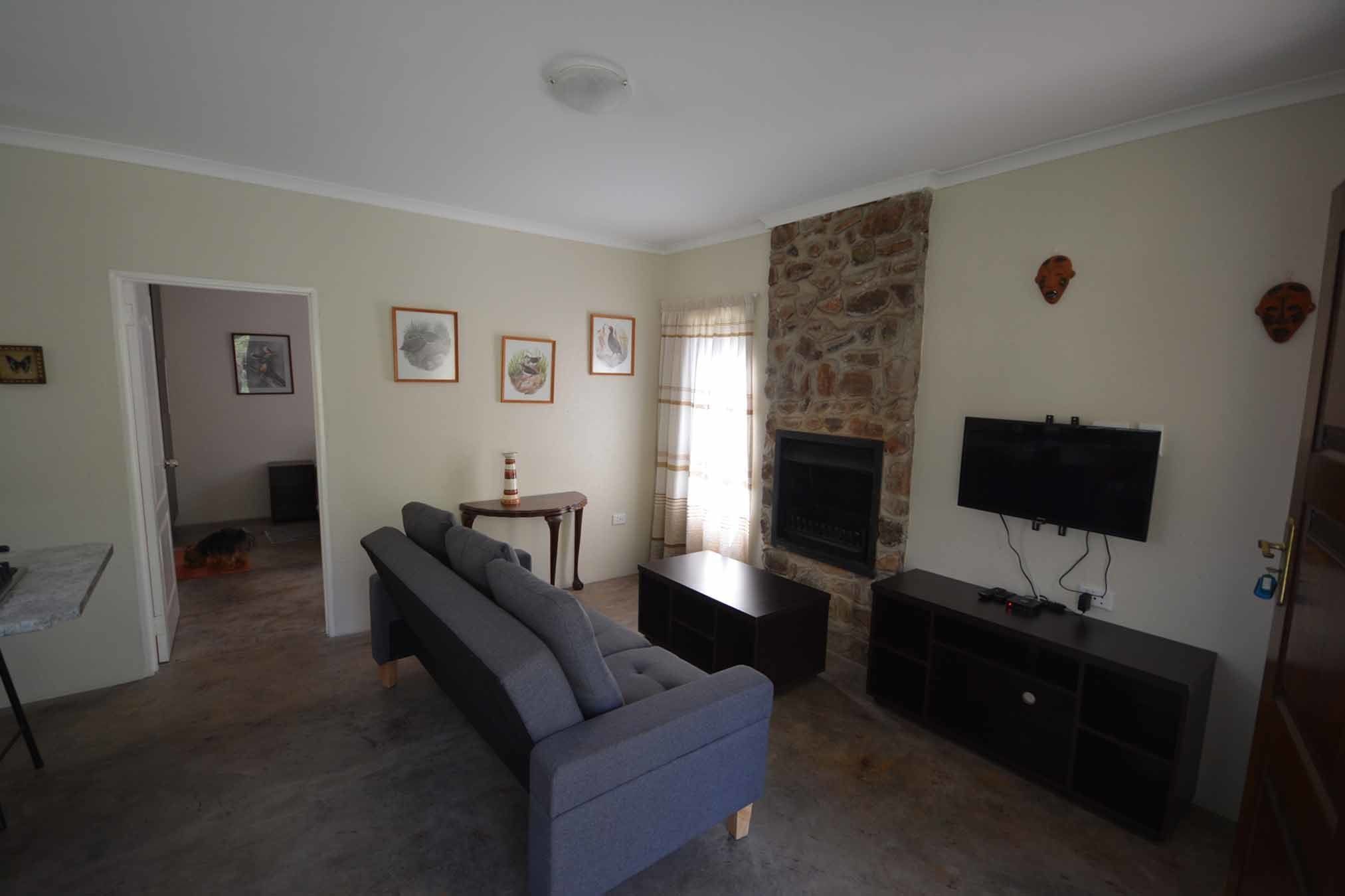 Casa de campo superior, 1 cama King size y sofá cama, vista al río (Mills) | Área de sala de estar | Televisión LED de 32 pulgadas con canales vía satélite 