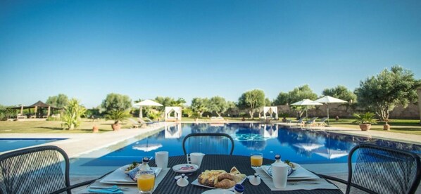 屋外プール、プール パラソル、サンラウンジャー