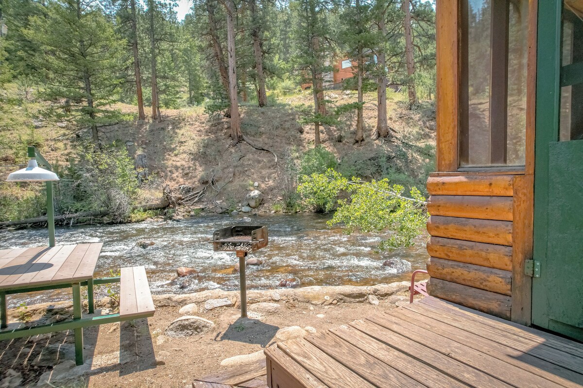 Traditional Cabin, 2 Bedrooms, River View | WiFi (free), bed sheets