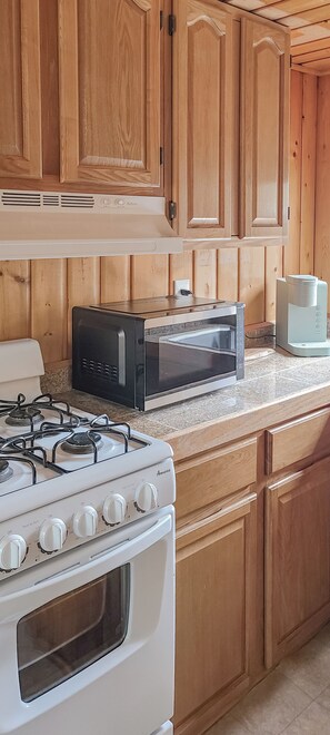 Cabin, River View | Private kitchen | Fridge, microwave, oven, stovetop