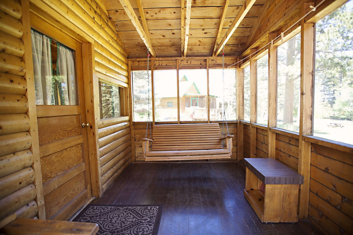 Traditional Cabin, 2 Bedrooms, River View | Free WiFi, bed sheets