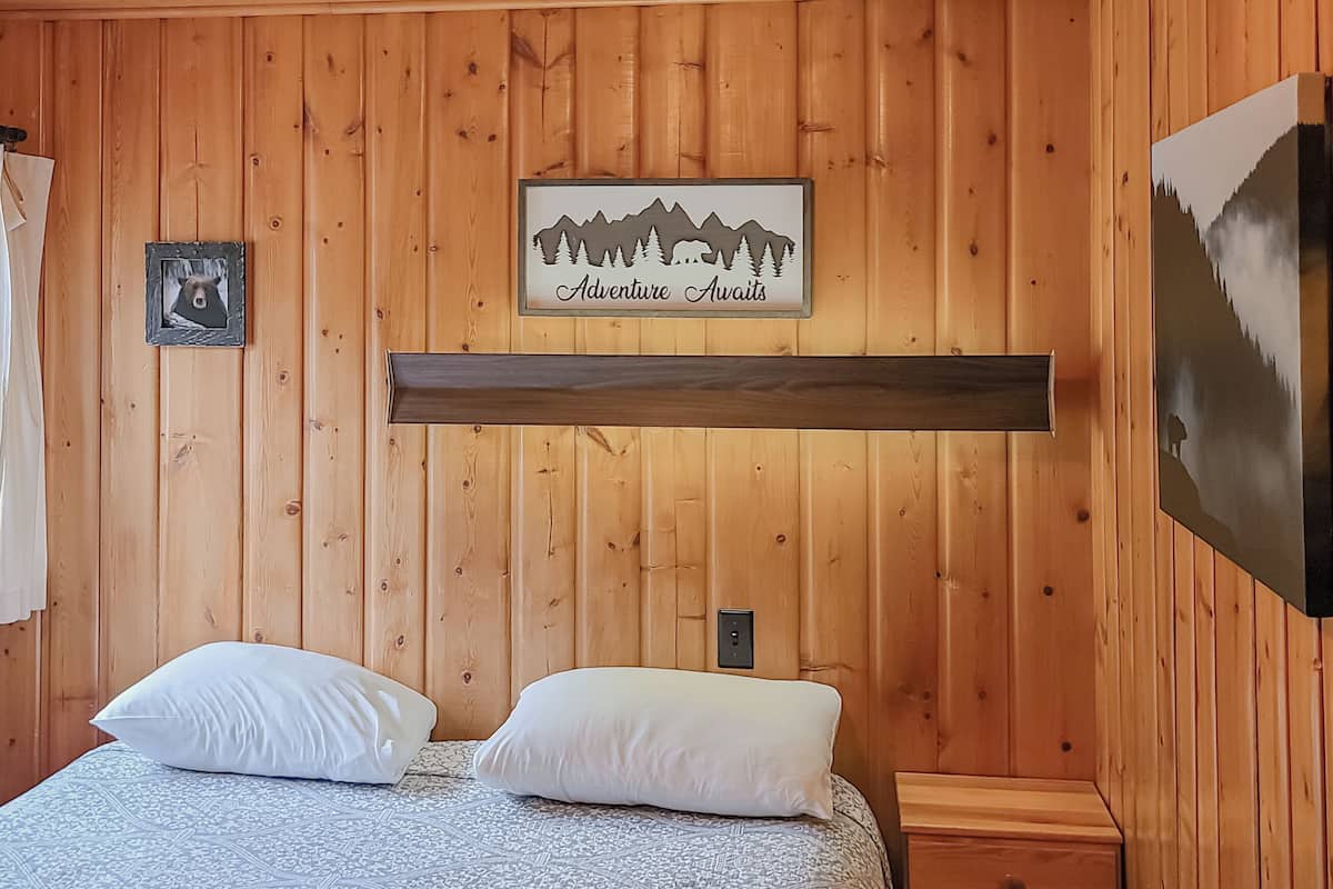 Cabin, River View | Free WiFi, bed sheets
