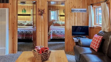 Chalet rustique traditionnel, 2 chambres, vue sur le fleuve | Aire de séjour | Téléviseur à DEL, lecteur de DVD