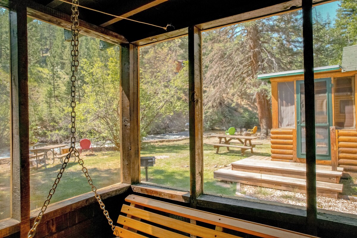 Traditional Cabin, River View | WiFi (free), bed sheets