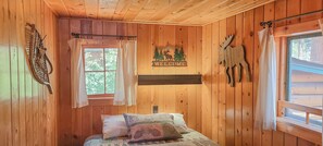 Traditional Cabin, 2 Bedrooms, River View | Free WiFi, bed sheets - Idlewilde by the River (Estes Park)