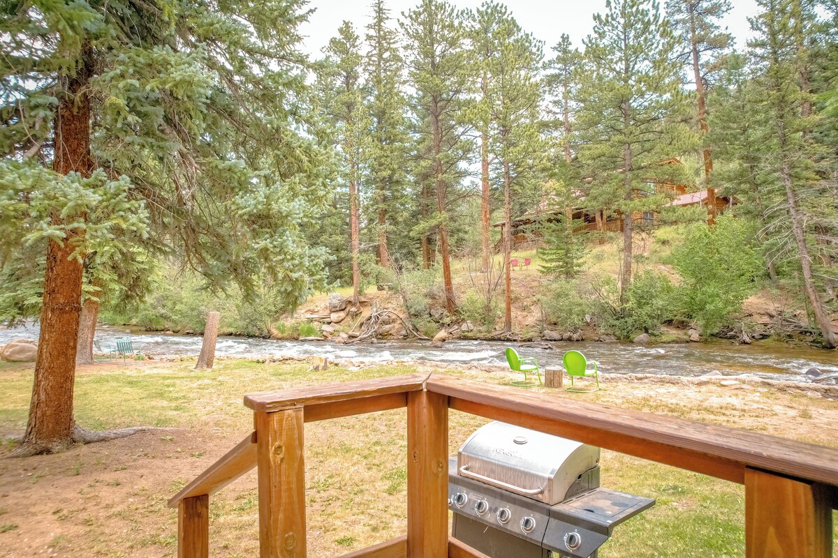 Traditional Cabin, 2 Bedrooms, River View | WiFi (free), bed sheets
