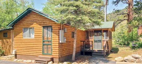 Traditional Cabin, Multiple Beds, Resort View | Free WiFi, bed sheets. Idlewilde by the River