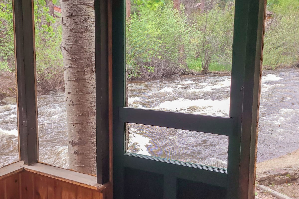 Panoramic Cabin, 1 Queen Bed, River View | Free WiFi, bed sheets