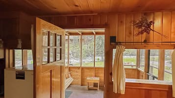 Cabaña, varias camas, vista al río | Área de sala de estar | Televisión LED y reproductor de DVD