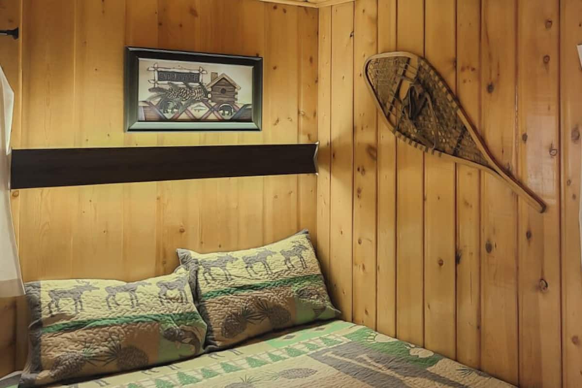 Traditional Cabin, 2 Queen Beds, River View | Free WiFi, bed sheets