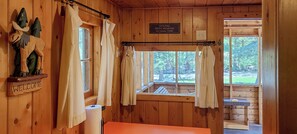 Traditional Cabin, 2 Bedrooms, River View | Living area