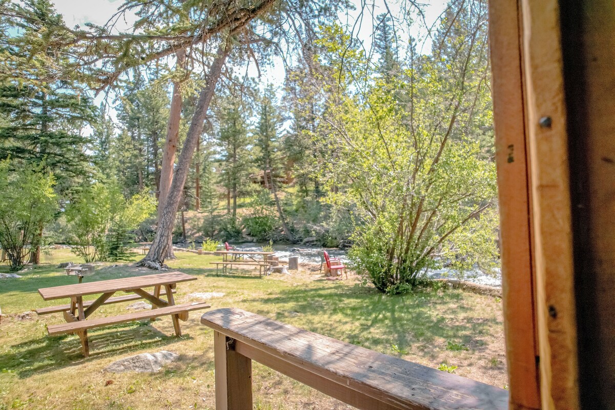 Traditional Cabin, 2 Queen Beds, River View | WiFi (free), bed sheets