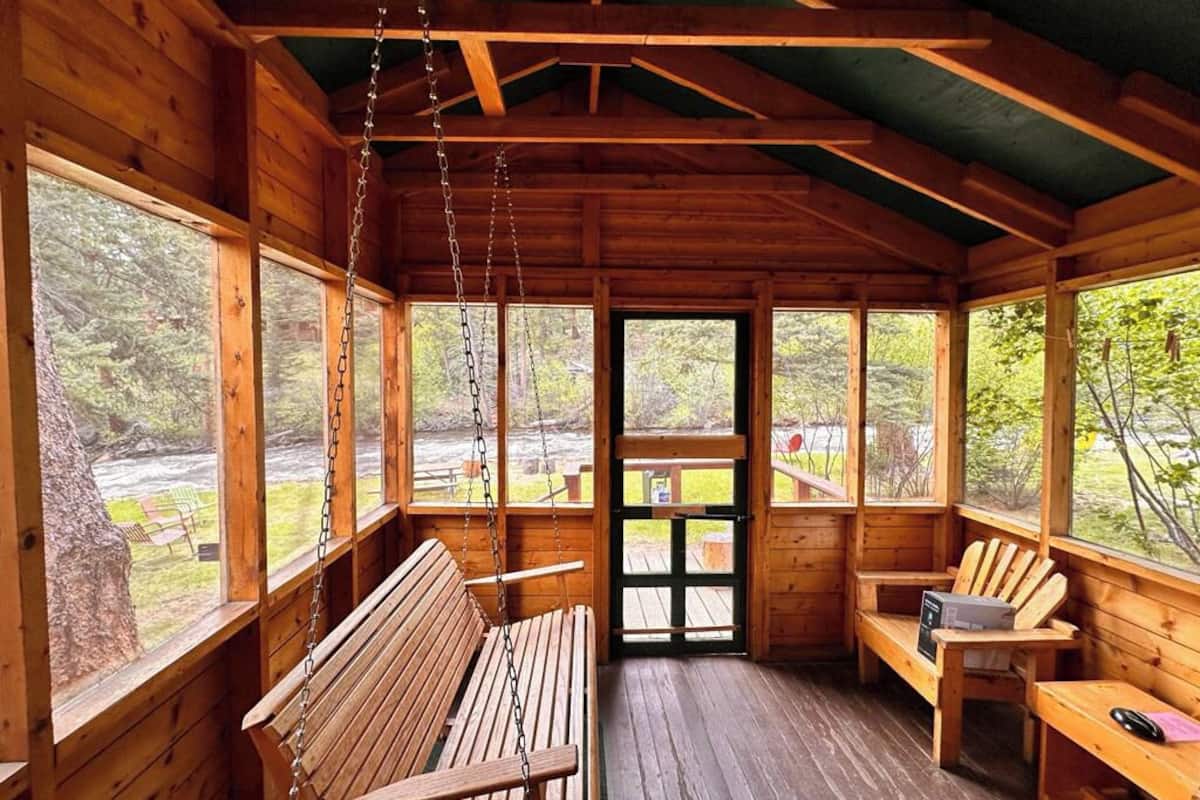 Traditional Cabin, 2 Bedrooms, River View | Free WiFi, bed sheets