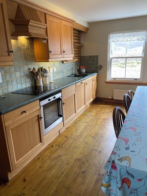 Kylskåp, mikrovågsugn, ugn och spishäll