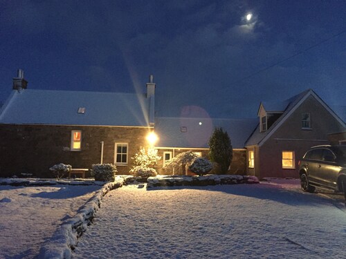 Comfortable Highland Speyside cottage with stunning views