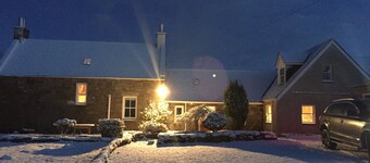 Comfortable Highland Speyside cottage with stunning views