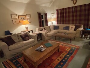 Tv, eldstad, dvd-spelare och böcker