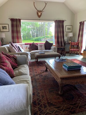 TV, fireplace, DVD player, books - Comfortable Highland Speyside cottage with stunning views (Grantown-on-Spey)