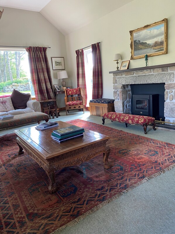 TV, fireplace, DVD player, books - Comfortable Highland Speyside cottage with stunning views (Grantown-on-Spey)