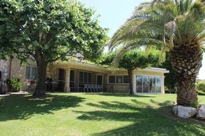 Exterior - OASIS OF BOISSET: 5* MAS, 3 min from Anduze, PRIVATE POOL, SPA/SAUNA,16 people (Boisset-Et-Gaujac)