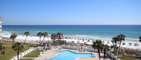 حمّام سباحة مُدفَّأ