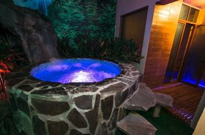 Design Suite, 1 King Bed | Private spa tub