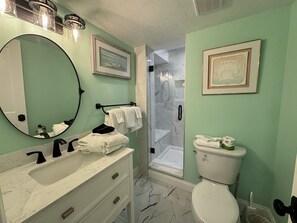 Combined shower/bathtub, towels - El Matador 333 -  FREE TICKETS!! Your stay includes free tickets to many area attractions! (Fort Walton Beach)