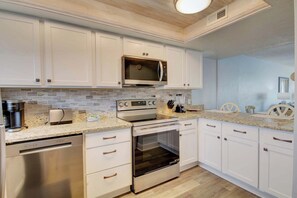 Fridge, microwave, oven, stovetop - El Matador 358 -  FREE TICKETS!! Your stay includes free tickets to many area attractions! (Fort Walton Beach)