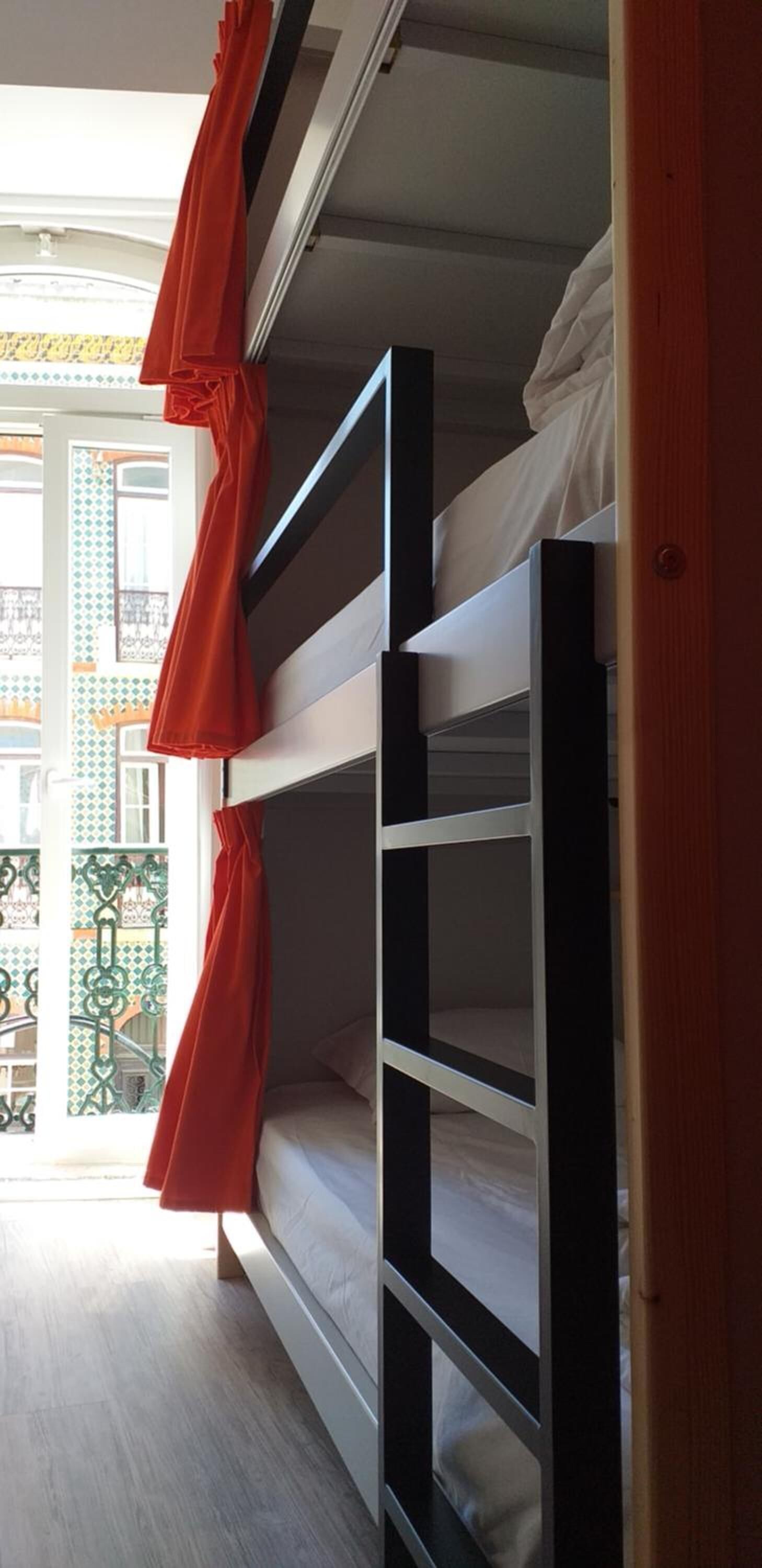 Habitación con literas y vistas a un balcón.