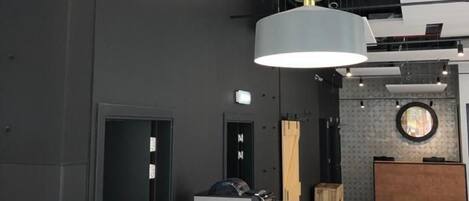 Ein modernes Interieur mit Essbereich, Küche und einem großen Fenster.