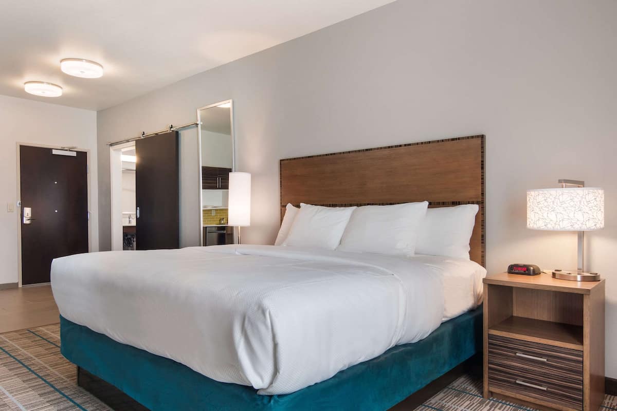 Tabla de planchar con plancha, wifi gratis y ropa de cama