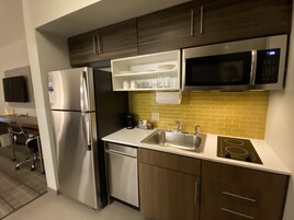 套房, 1 张特大床, 无烟房 | 私人厨房 | 茶具/咖啡用具