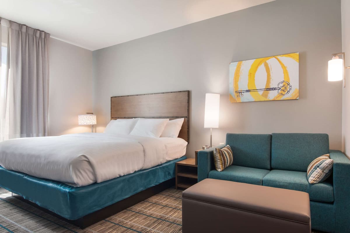 Tabla de planchar con plancha, wifi gratis y ropa de cama
