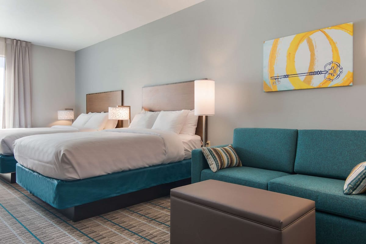Tabla de planchar con plancha, wifi gratis y ropa de cama
