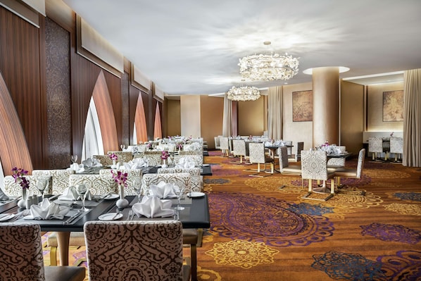 2 restaurants servant le déjeuner, cuisine locale et internationale