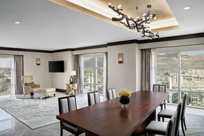 Phòng Suite Presidential, 1 giường cỡ king (Haram) | Bộ đồ giường cao cấp, minibar, két bảo mật tại phòng, bàn 