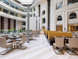 2 restaurantes; se sirven desayunos y cocina local e internacional 