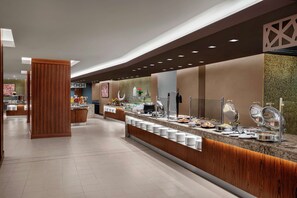 2 restaurants; breakfast, lunch and dinner served  - Doubletree by Hilton Jabal Omar Makkah (Makkah)