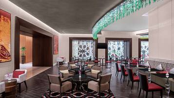 2 restaurants, spécialités Cuisine locale et internationale