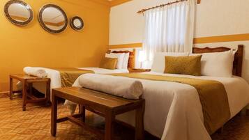 Habitación tradicional | Escritorio, cortinas blackout y tabla de planchar con plancha