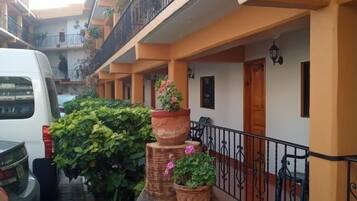 Vista frontal de la propiedad
