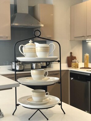 Apartamento superluxo, 2 quartos | Cozinha privada | Geladeira, micro-ondas, fogão, cooktop