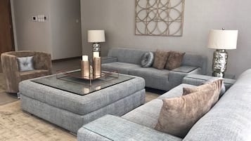 Apartemen Mewah, 2 kamar tidur | Ruang keluarga | TV LCD