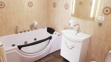 Deluxe Apartment, 1 Double Bed with Sofa bed (22) | Bathroom | Shower, hair dryer, towels, soap